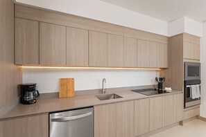 Fridge, microwave, stovetop, dishwasher