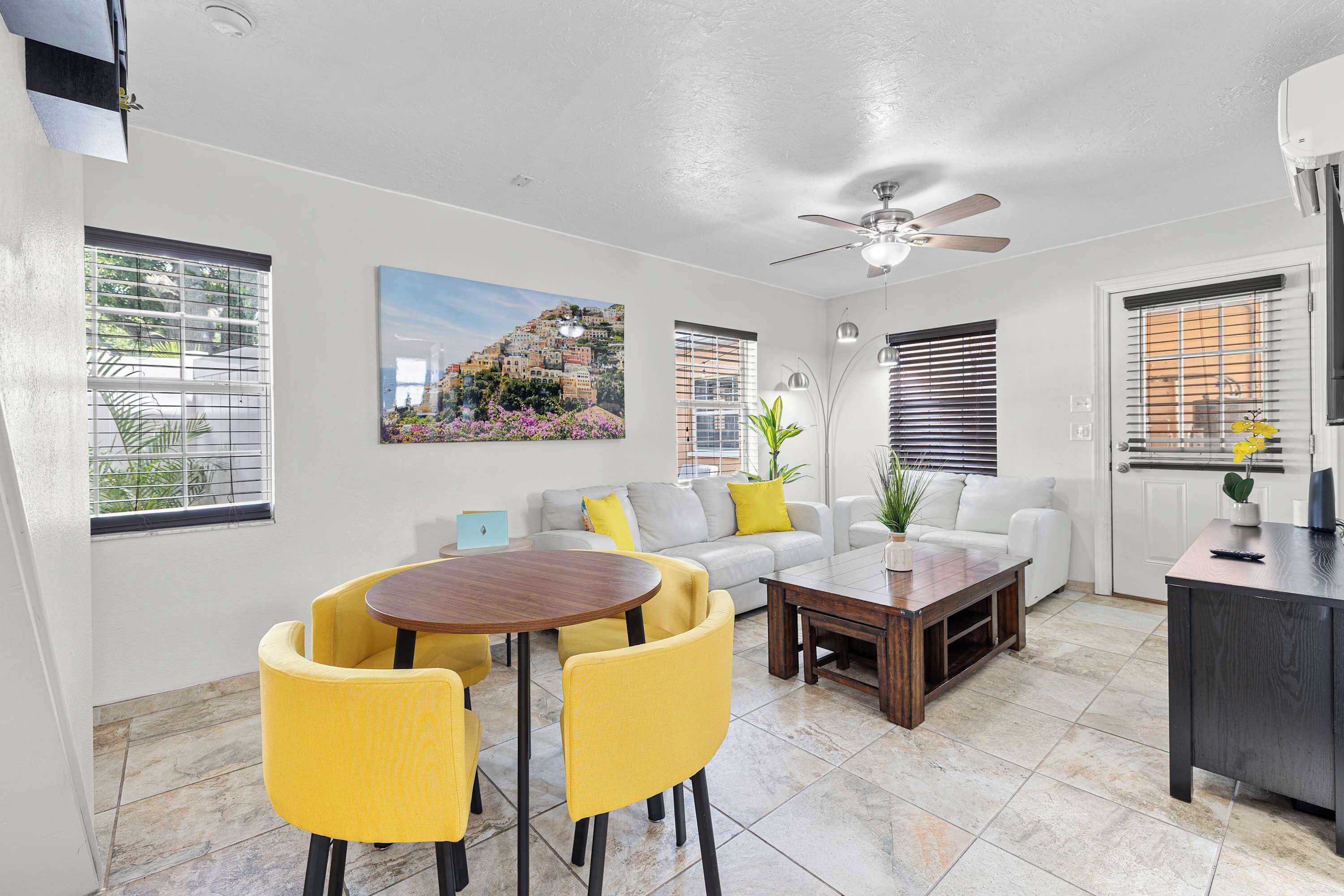 Smart-TV, Kamin, Arbeitsbereiche