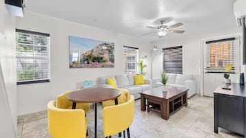 Smart TV, caminetto, studio