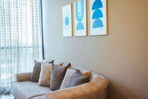 Smart TV - A bright and stylish studio in Batışehir Göztepe, offering modern amenities, a fully equipped kitchen, and seamless access to central Istanbul. Perfect for solo travelers or couples seeking comfort and convenience. (Bağcılar)