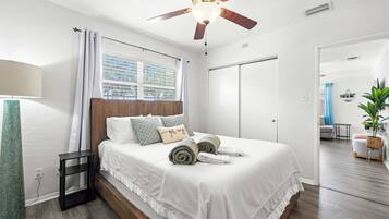 3 Schlafzimmer, Schreibtisch, Bügeleisen/Bügelbrett, Reisekinderbett