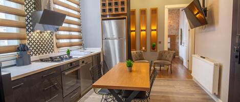 Réfrigérateur, micro-ondes, four, plaque de cuisson