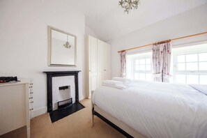 2 bedrooms, iron/ironing board, internet, bed sheets