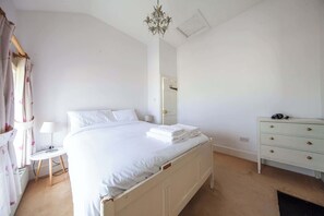 2 bedrooms, iron/ironing board, internet, bed sheets