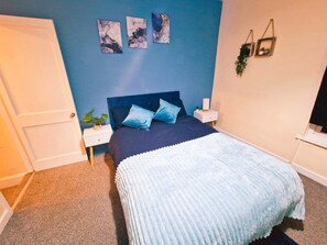 2 bedrooms, iron/ironing board, internet, bed sheets