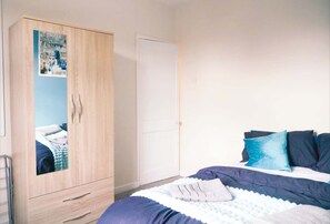 2 bedrooms, iron/ironing board, internet, bed sheets