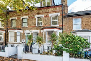 Unclassified image, 2 of 21, button - Charming 1BD Flat with Garden, Wimbledon Village (Greater London)
