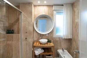 Dusche, Haartrockner, Bidet, Handtücher