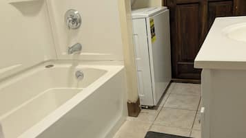 Secadora de cabello, toallas, jabón, papel de baño