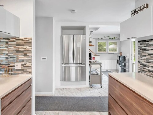 Lovely 3-bedroom house with Wooden Fireplace, Pool and Private Backyard.