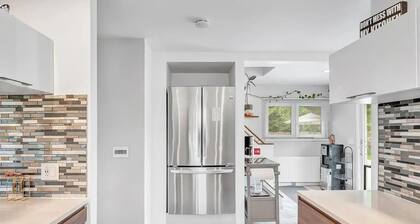 Lovely 3-bedroom house with Wooden Fireplace, Pool and Private Backyard.