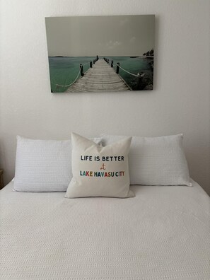 3 室のベッドルーム、WiFi (無料)、ベッドシーツ