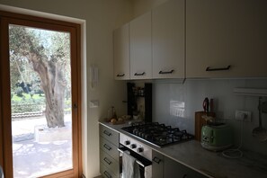 Kylskåp, ugn, spishäll och diskmaskin