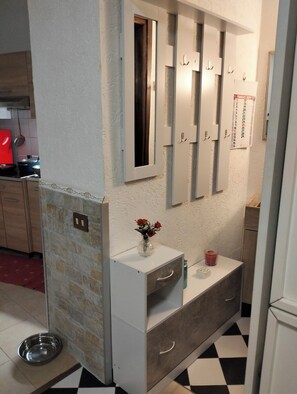 Regadera, secadora de cabello, bidet, toallas 