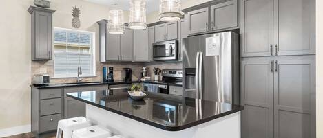 Réfrigérateur, micro-ondes, four, plaque de cuisson