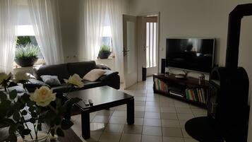 Fernseher, Kamin, Bücher, Stereoanlage