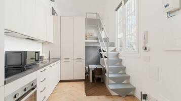 Frigorífico, microondas, lavavajillas y tostadora