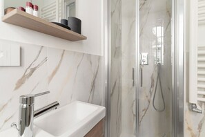 Regadera, bidet, toallas 