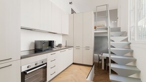 Kjøleskap, mikrobølgeovn, oppvaskmaskin og brødrister