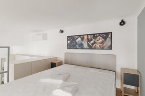 1 habitación y tabla de planchar con plancha 