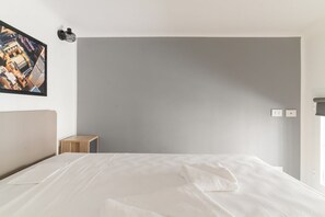 1 habitación y tabla de planchar con plancha 