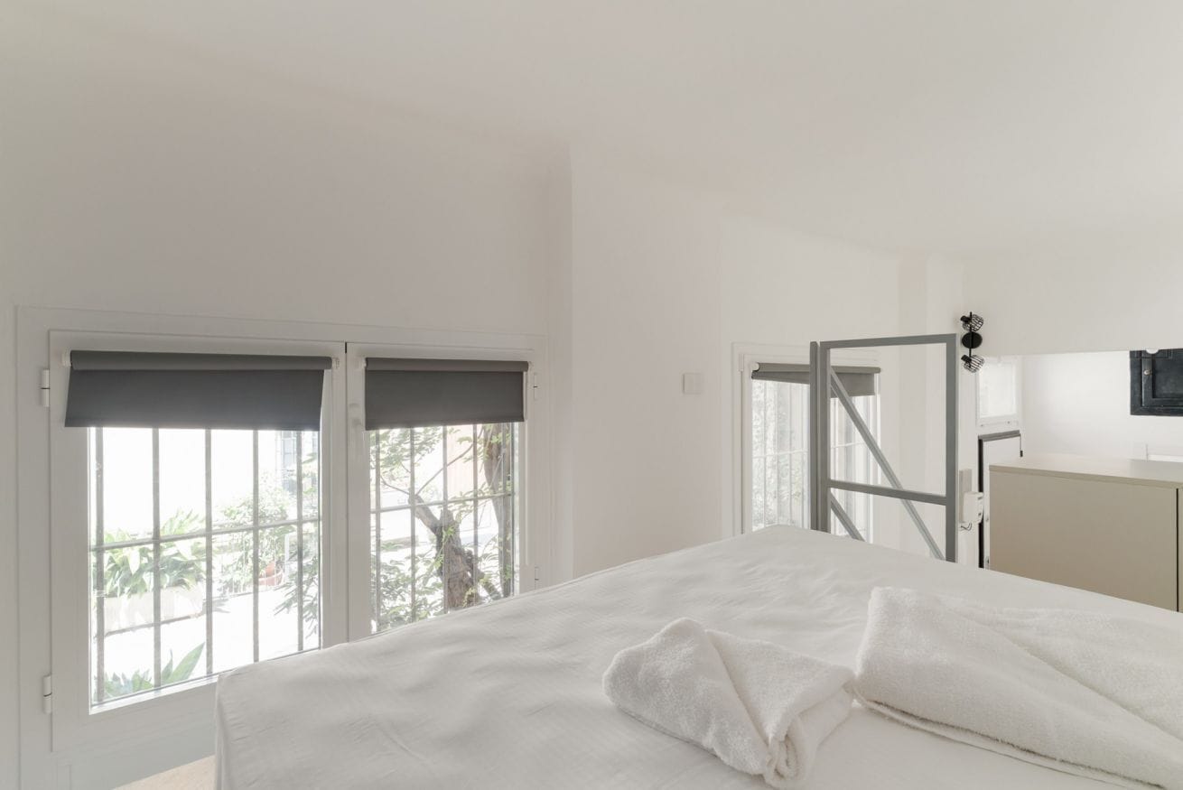 1 habitación y tabla de planchar con plancha 