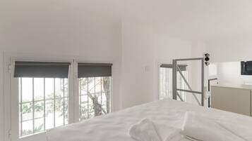 1 habitación y tabla de planchar con plancha