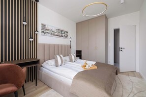 1 habitación, escritorio, tabla de planchar con plancha y cuna de viaje 