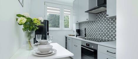 Fridge, oven, stovetop, dishwasher