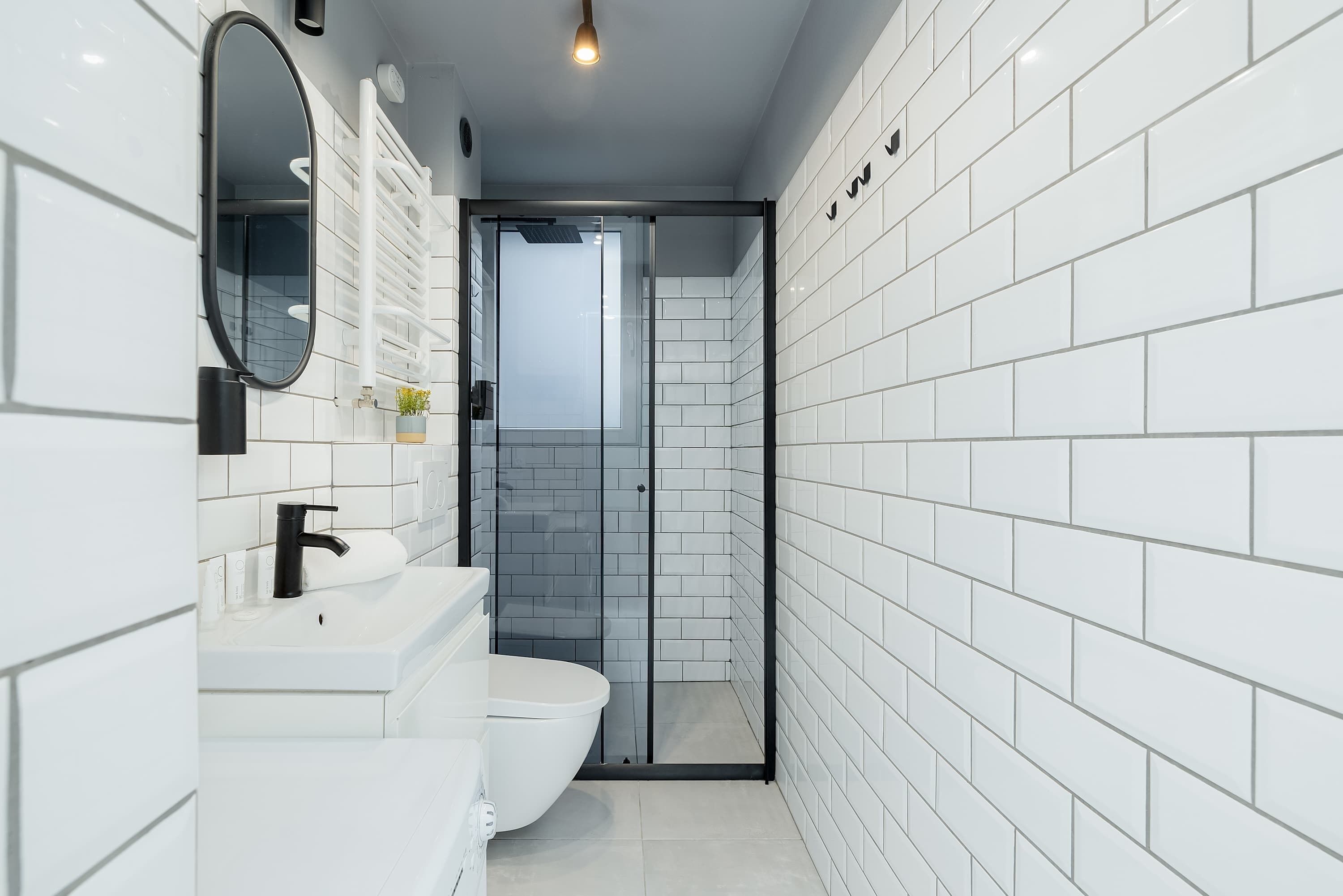 Een douche, een haardroger, handdoeken, shampoo
