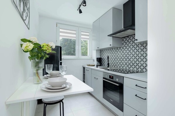 Fridge, microwave, oven, stovetop