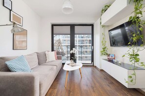 Televisión y oficina 