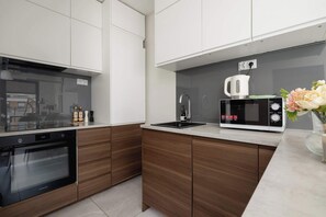 Refrigerador, microondas, horno y parrilla de estufa 