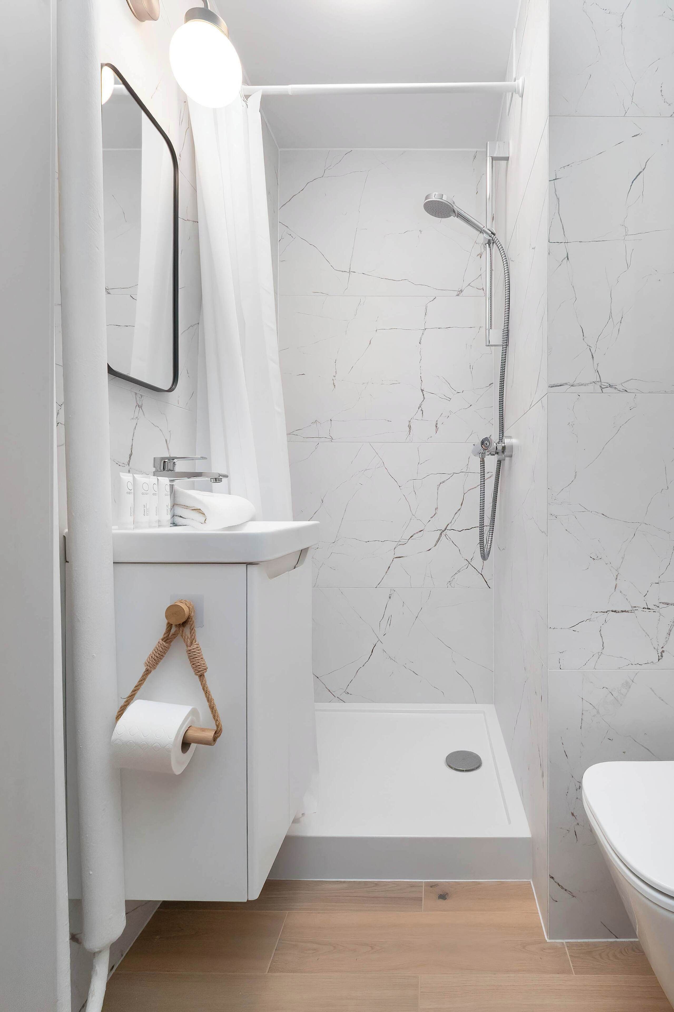 Dusche, Haartrockner, Handtücher, Shampoo