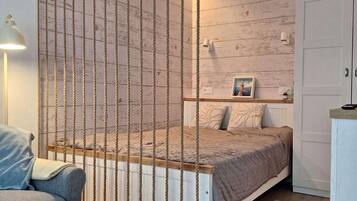 Iron/ironing board, travel crib, WiFi, bed sheets