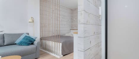 Iron/ironing board, travel crib, WiFi, bed sheets