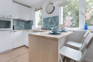 Fridge, oven, stovetop, dishwasher
