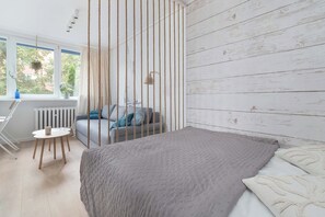 Iron/ironing board, travel crib, WiFi, bed sheets