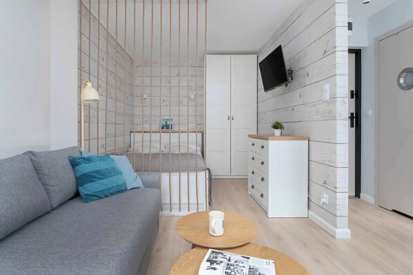 Iron/ironing board, travel crib, WiFi, bed sheets