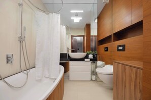 Dusche, Haartrockner, Handtücher, Shampoo