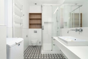 Dusche, Haartrockner, Handtücher