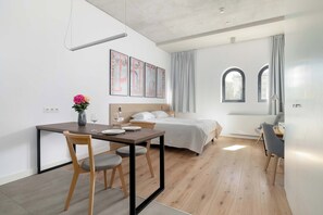 Schreibtisch, Bügeleisen/Bügelbrett, Reisekinderbett, WLAN