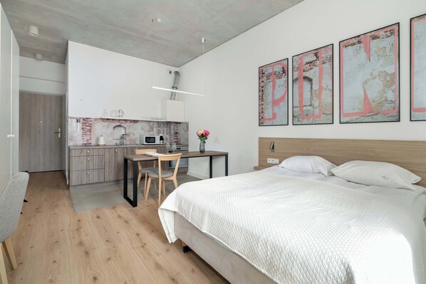 Schreibtisch, Bügeleisen/Bügelbrett, Reisekinderbett, WLAN