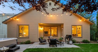 Sleeps 14 comfortably! 7-seat mineral hot tub, firepit, private yard. Game garage w/ Pac-Man, foosball & 65â TV. High-end home with luxe mattresses and linens. 4 Smart TVs, fully stocked kitchen. Near Roaring Springs, Wahooz, shopping and I-84