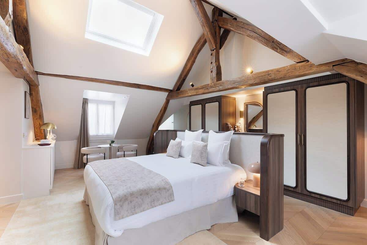 Een strijkplank/strijkijzer, wifi, beddengoed