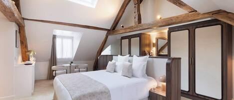 Een strijkplank/strijkijzer, wifi, beddengoed