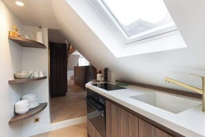 Kühlschrank, Mikrowelle, Herdplatte, Wasserkocher mit Kaffee-/Teezubehör