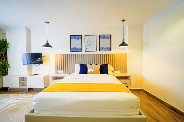 Deluxe Studio Suite | Desk, laptop workspace, free WiFi
