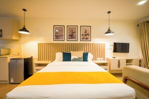 Deluxe Studio Suite | Desk, laptop workspace, free WiFi