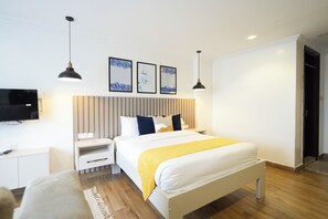 Deluxe Studio Suite | Desk, laptop workspace, free WiFi
